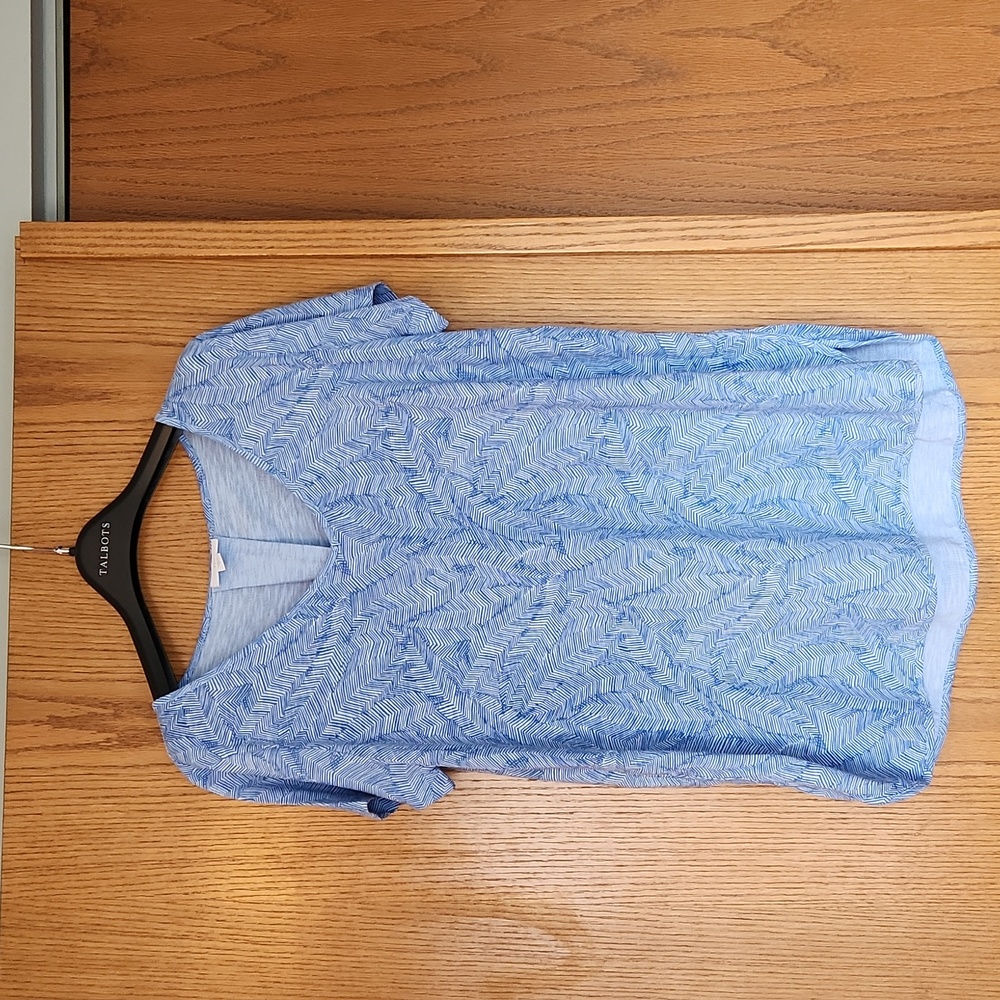 J Jill v-neck short sleeve tee with pleat back